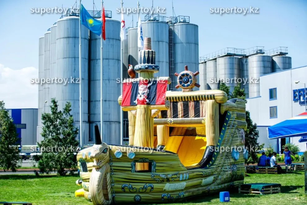 Надувной аттракцион корабль "Пираты Карибского моря"