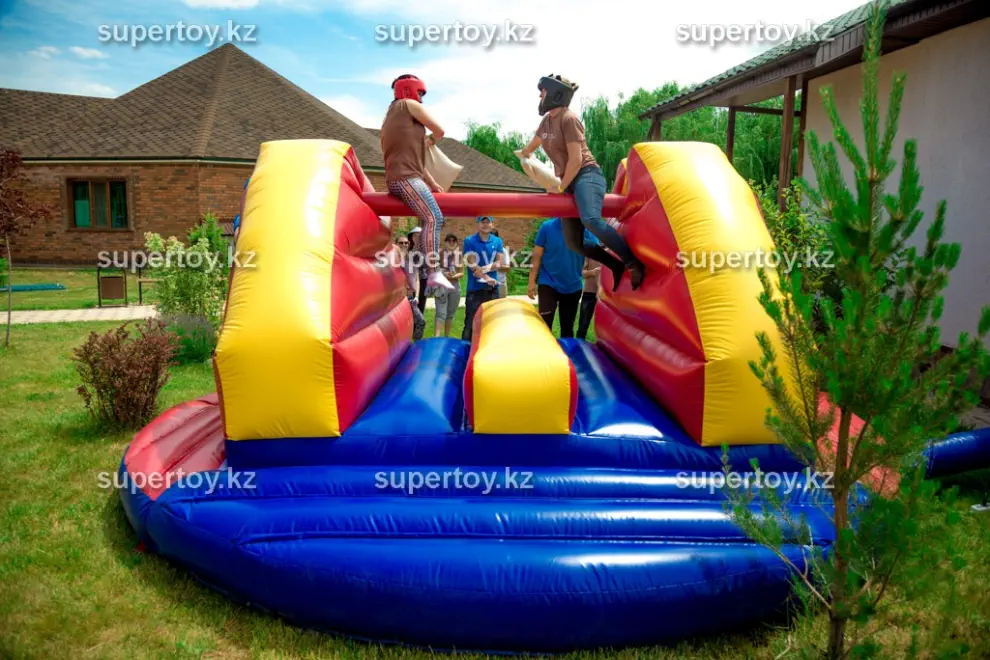 Надувной батут - игра Бои на подушках