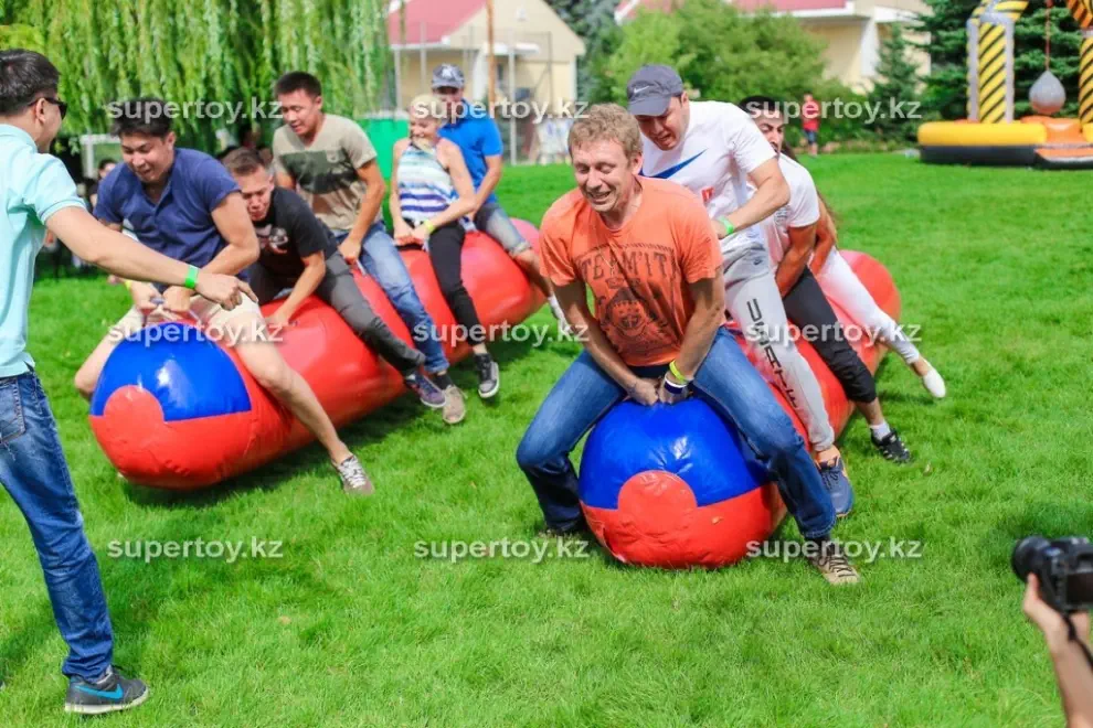 Надувной аттракцион Гигантские сосиски