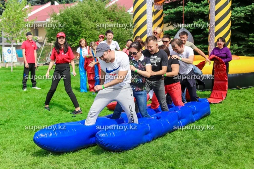 Надувной аттракцион Командные лыжи